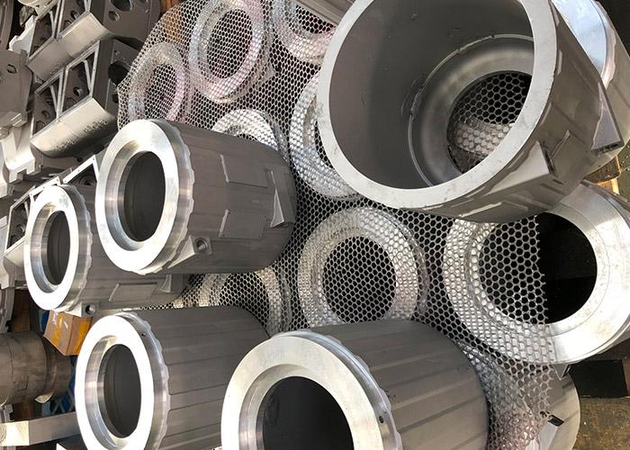 合金鑄造(zao)澆入型腔冷卻到(dào)室溫要經曆三個(gè)階段